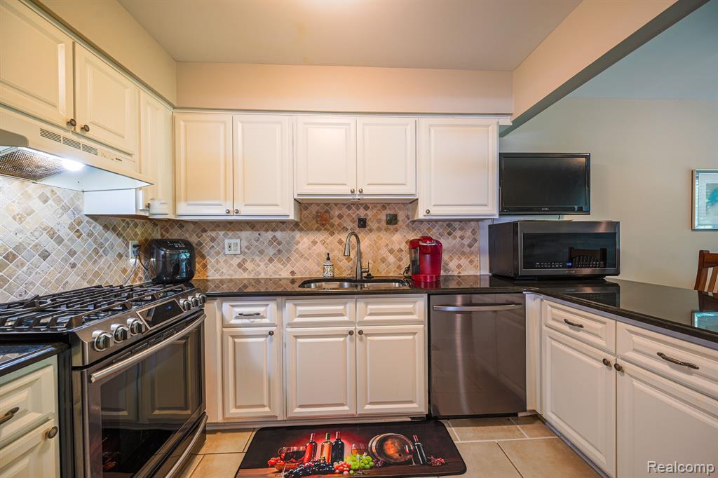21218 W GLEN HAVEN Circle, Northville, MI 48167 — Photo 13