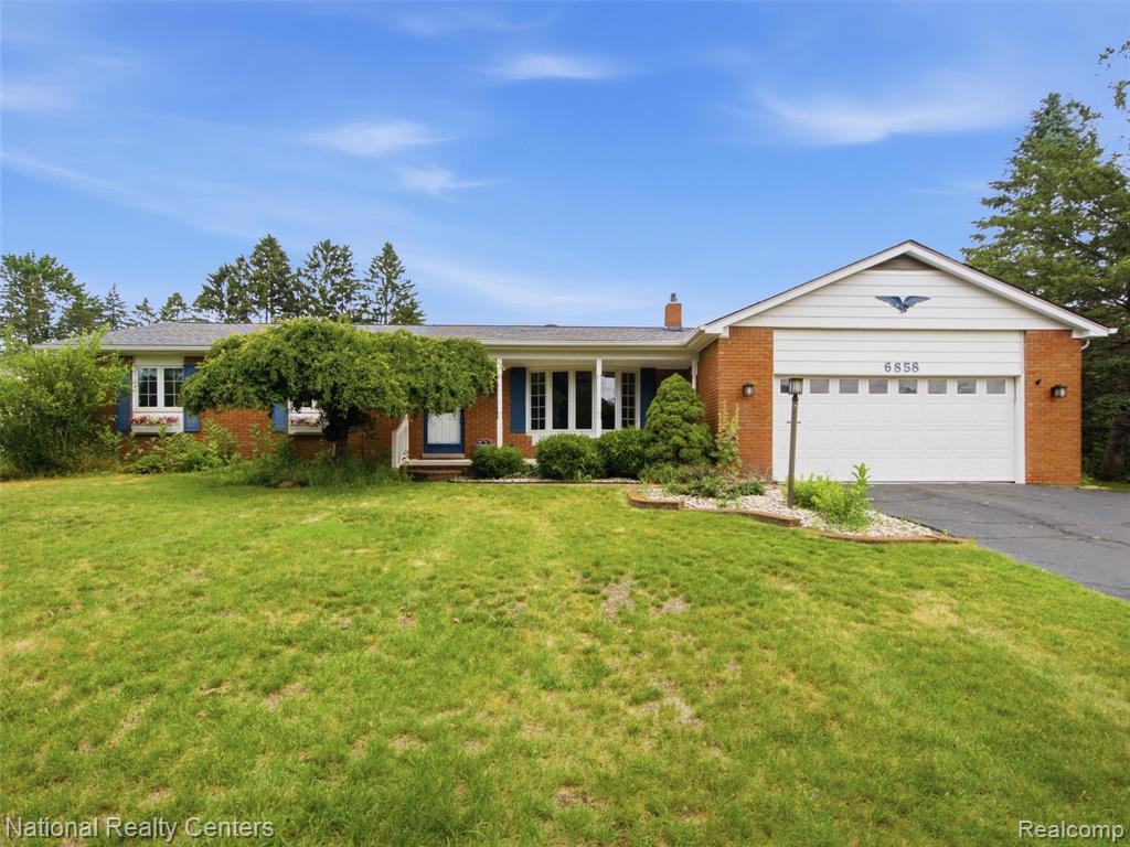 6858 Wellesley Terrace, Clarkston, MI — Photo 2