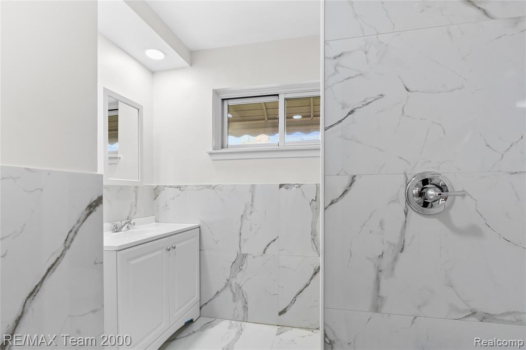 8551 Rockland Street, Dearborn Heights, MI 48127 — Photo 16