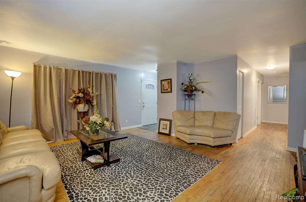 4048 W CARPENTER Road, Flint, MI 48504 — Photo 6