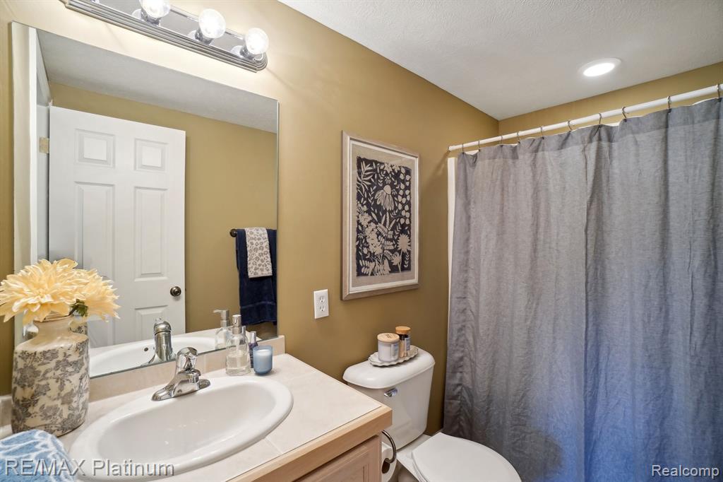 4657 Lakeshire Drive, Howell, MI 48843 — Photo 32