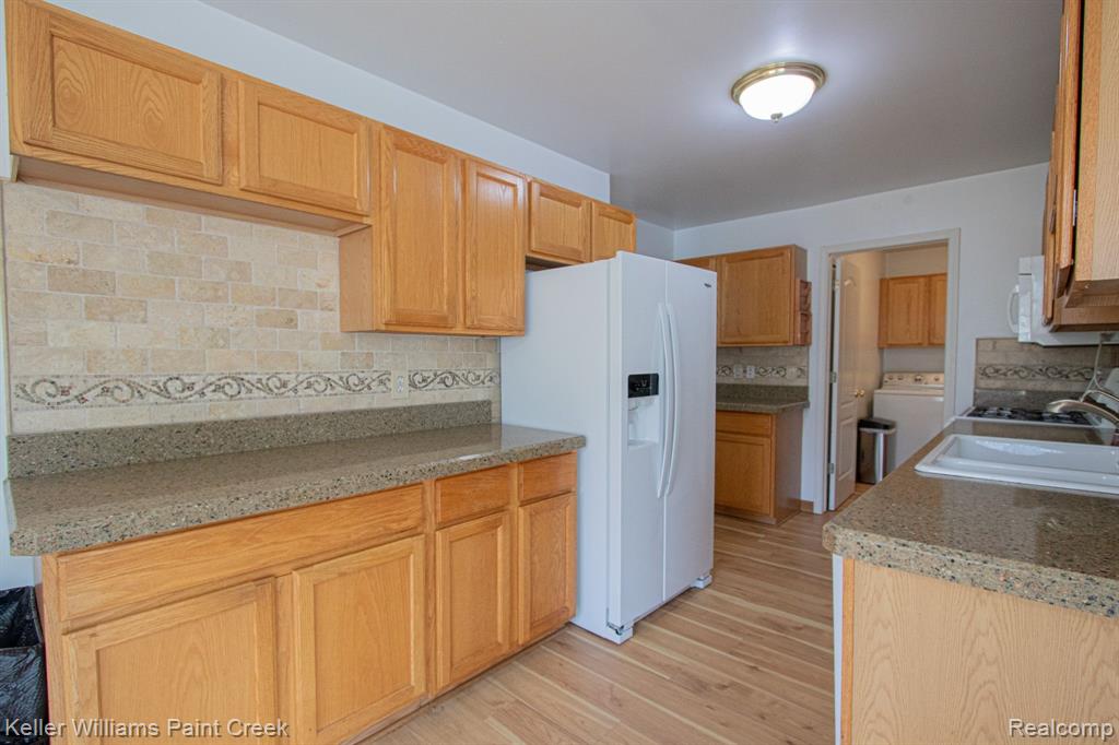 2569 MAPLE FOREST Drive, Wixom, MI 48393 — Photo 9
