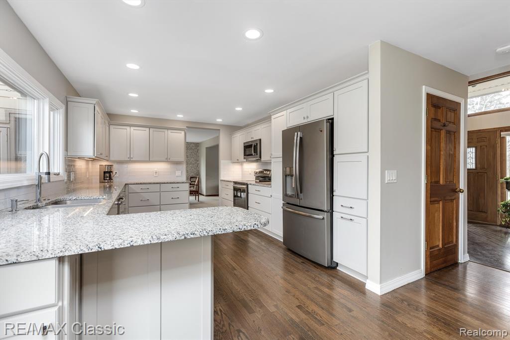 5850 MEADOWS Drive, Clarkston, MI 48348 — Photo 7