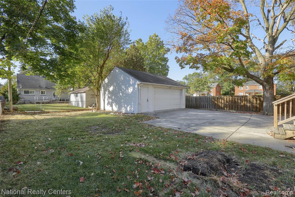 13369 Winchester Avenue, Huntington Woods, MI — Photo 31