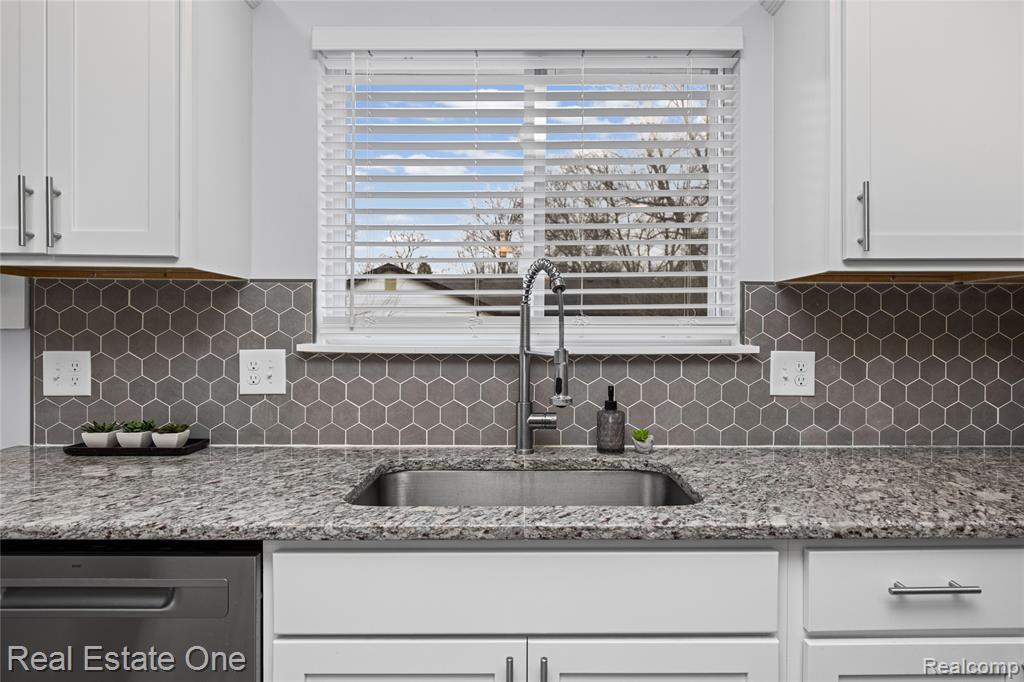 4913 Rioview Drive, Clarkston, MI — Photo 18