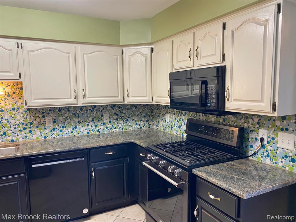 16226 PINE RIDGE Drive, Fraser, MI 48026 — Photo 14