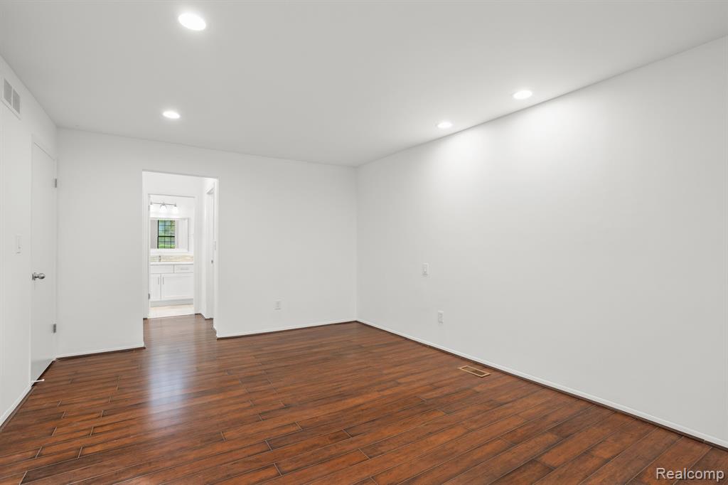 37161 DEER RUN Drive, Farmington Hills, MI 48331 — Photo 13