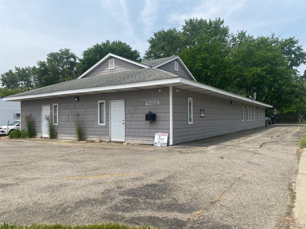 1213 N BALLENGER Highway, Flint, MI 48504