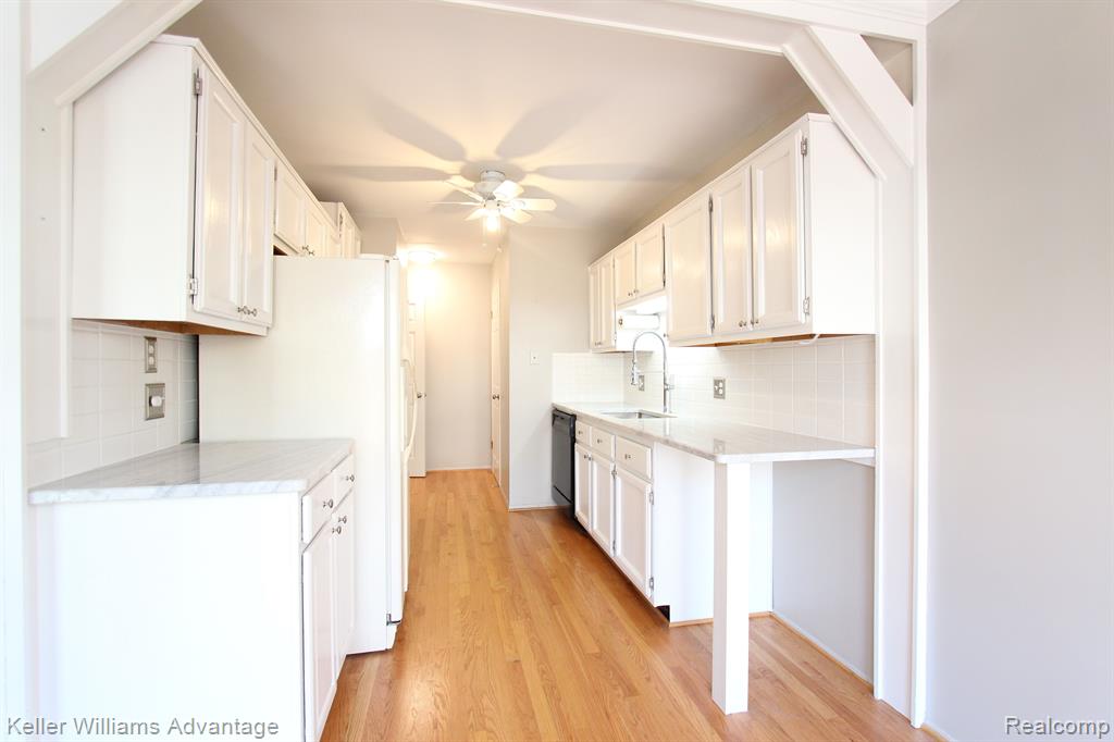 22180 Pondview, Novi, MI — Photo 12