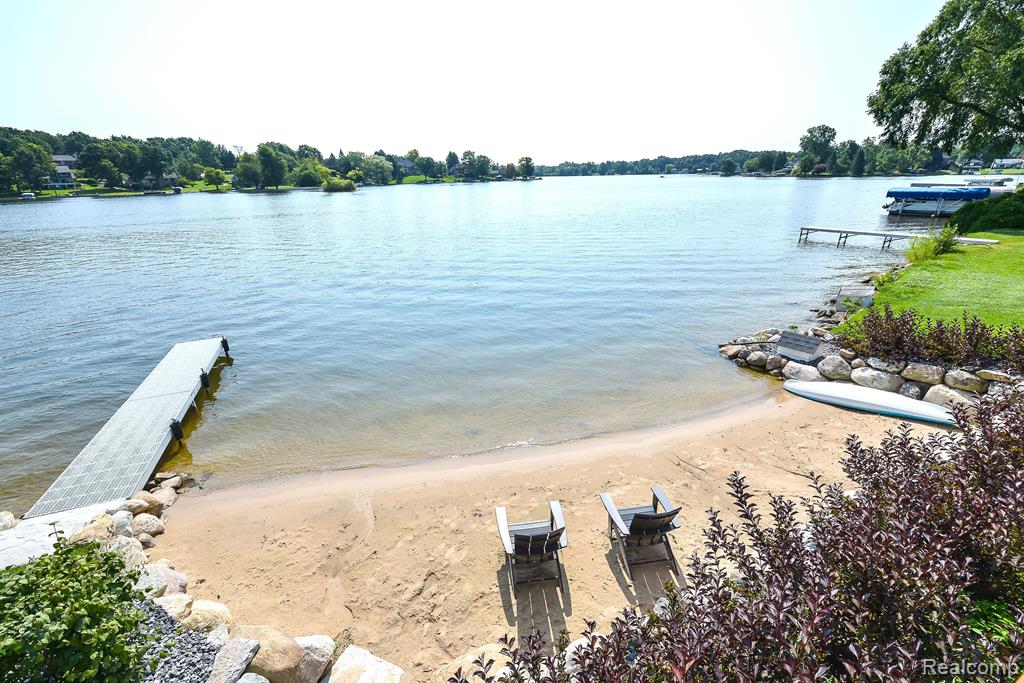 8453 WOODLAND SHORE Drive, Brighton, MI 48114 — Photo 3