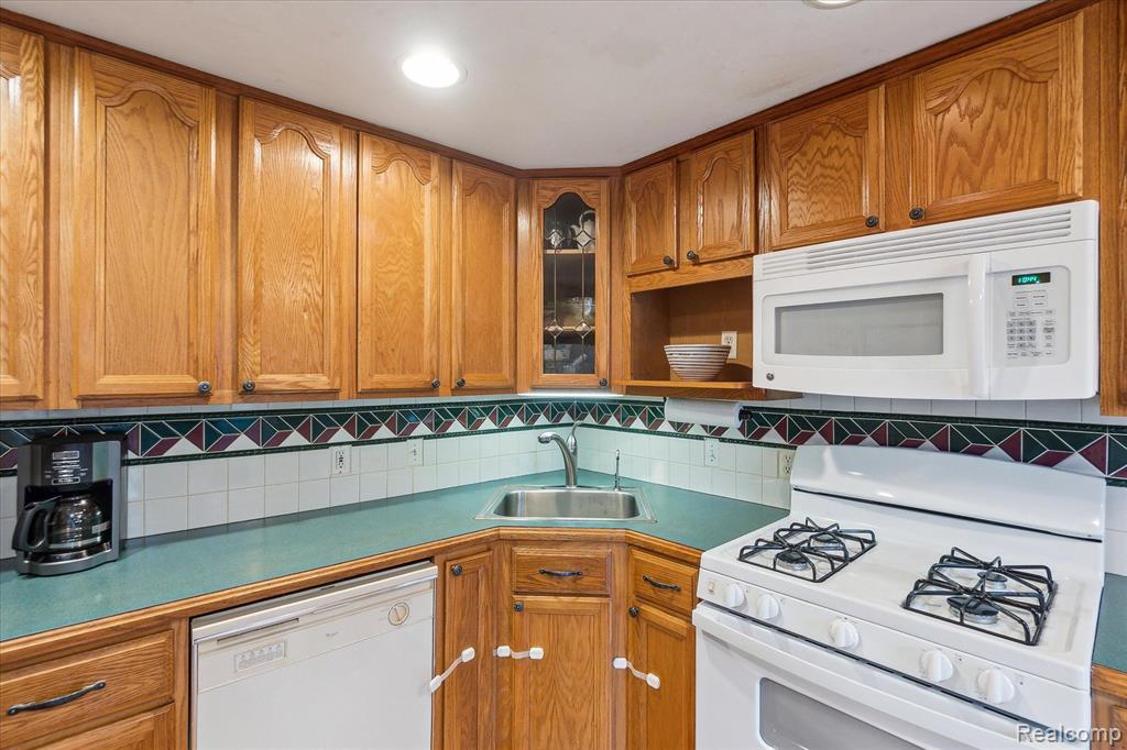 8461 CASCADE Street, Commerce Twp, MI 48382 — Photo 14