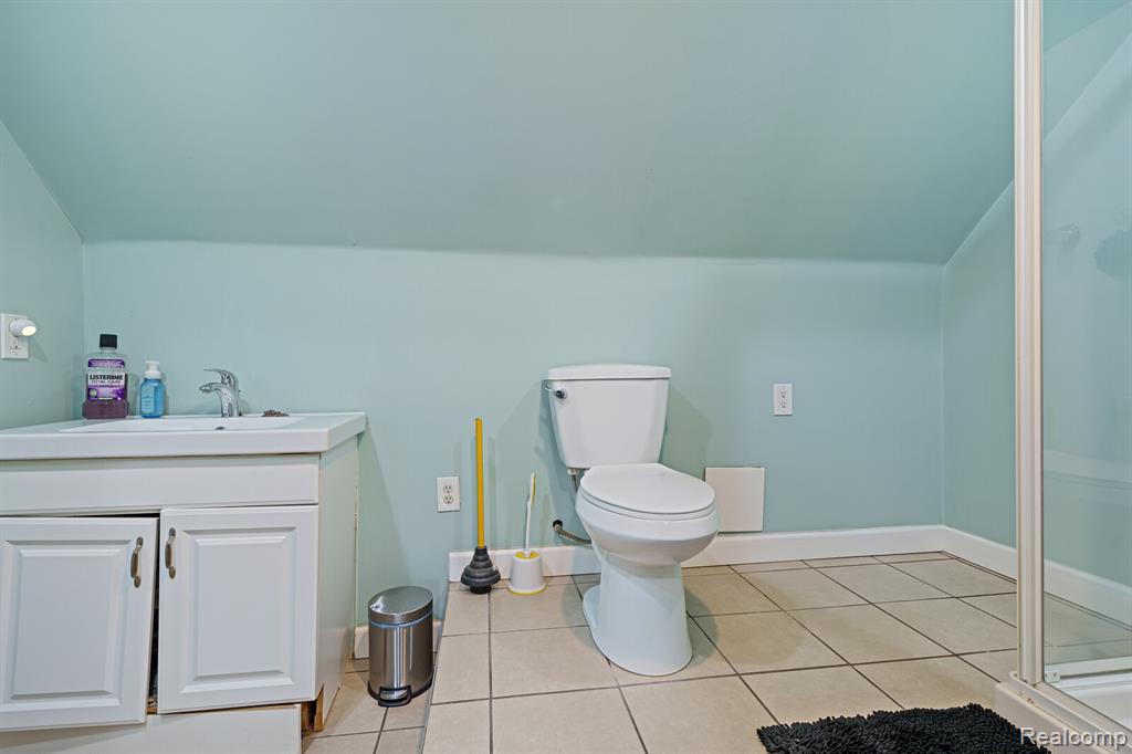 243 E Edsel Ford, Detroit, MI 48202 — Photo 32