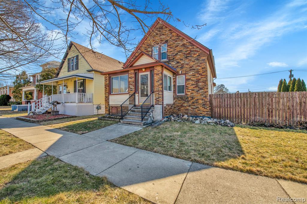 555 CHESTNUT Street, Wyandotte, MI 48192 — Photo 2