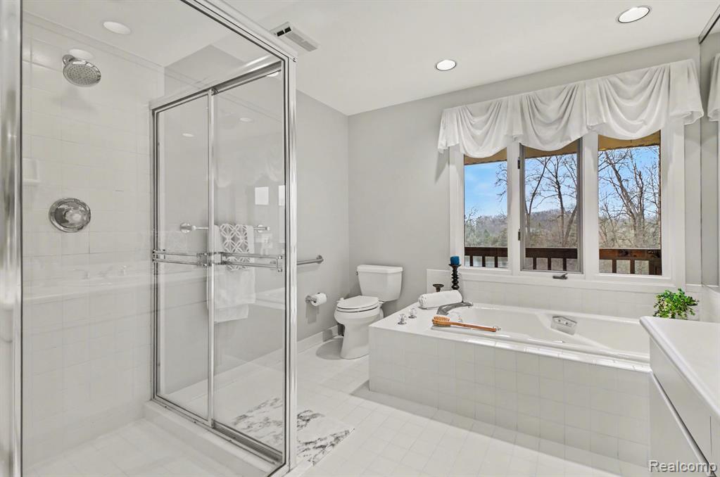 5080 Mirror Lake Court, West Bloomfield, MI 48323 — Photo 20