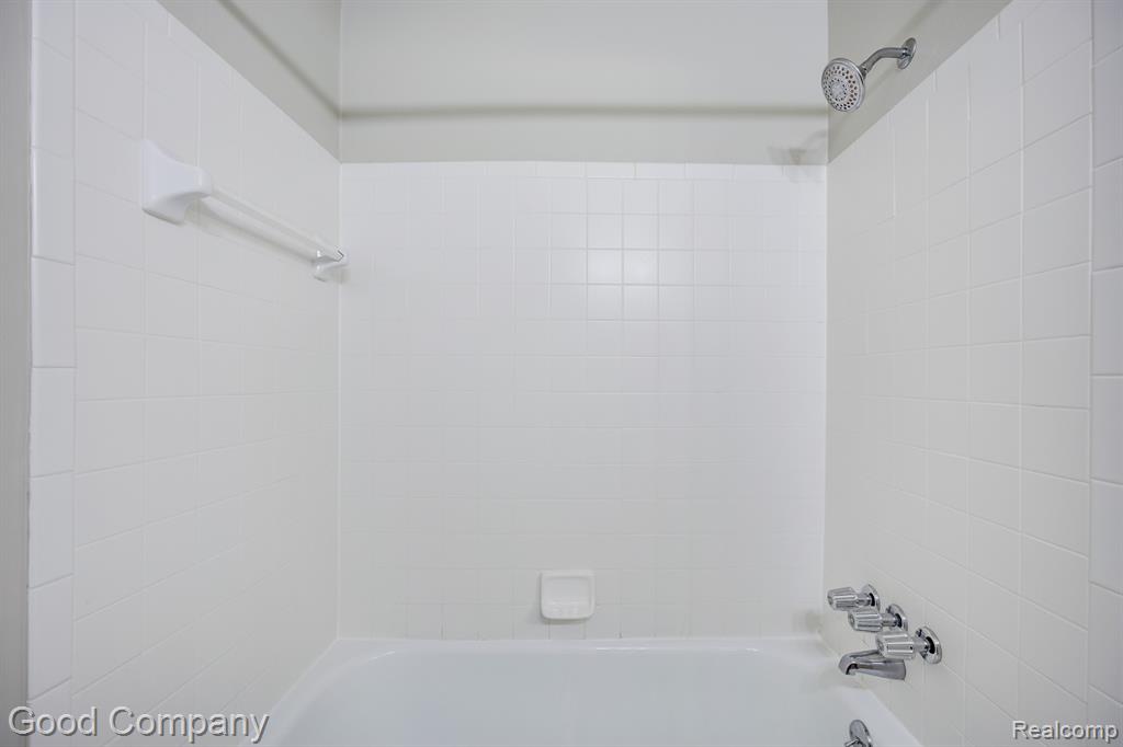 2445 TORQUAY Avenue, 203, Royal Oak, MI 48073 — Photo 22