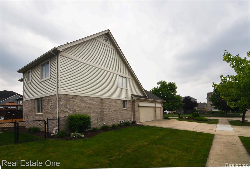 42388 Shulock Drive, Clinton Twp, MI 48038 — Photo 4