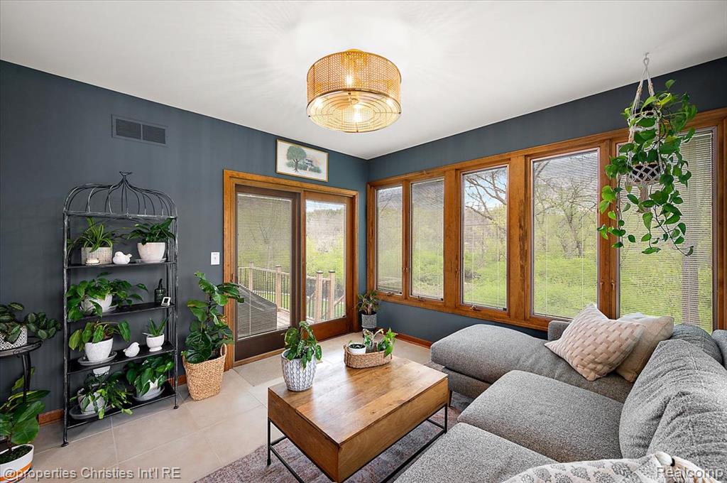 1071 Woodbridge Lane, Rochester, MI 48306 — Photo 19