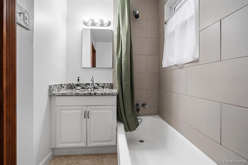 8624 RUSSELL Street, Shelby Twp, MI 48317 — Photo 15