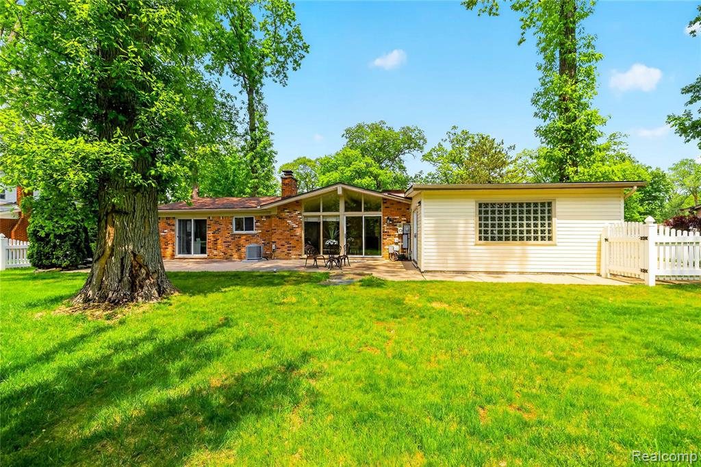8733 Woodside Drive, Grosse Ile, MI 48138 — Photo 36