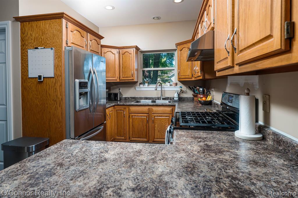 940 Covington Court, Marysville, MI 48040 — Photo 12