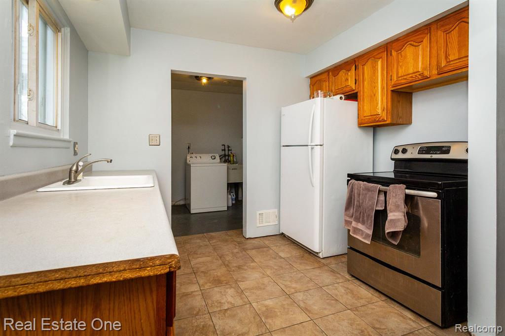 9065 WILLIAM Street, Taylor, MI 48180 — Photo 8