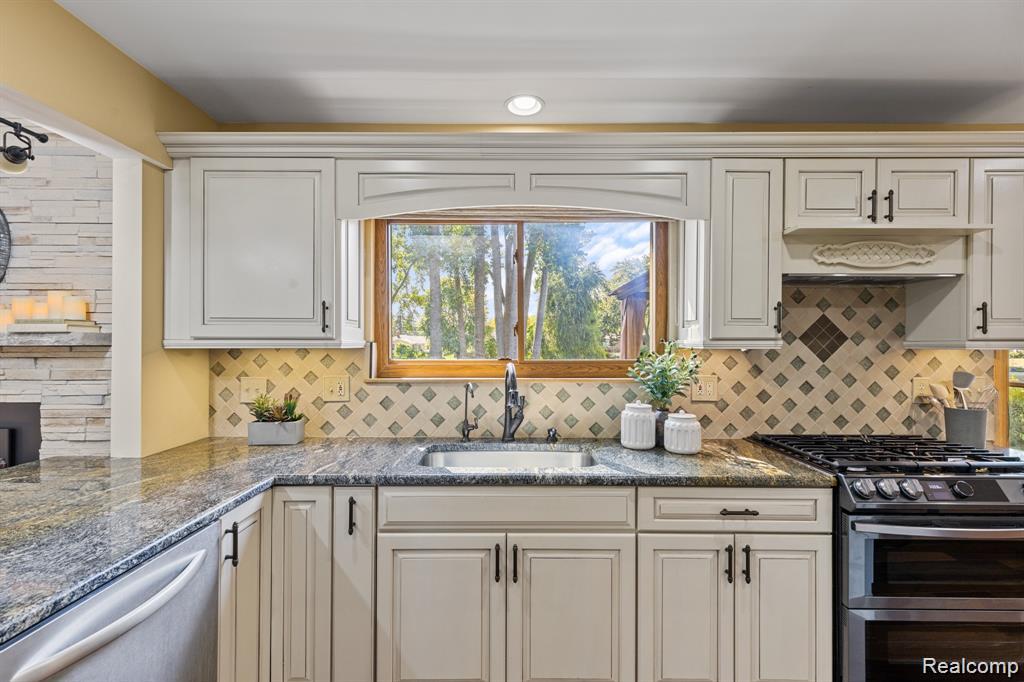 880 Artdale Drive, White Lake, MI 48383 — Photo 15