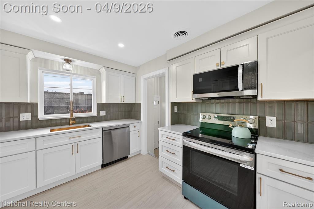 205 Royal Park Lane, Madison Heights, MI 48071 — Photo 17