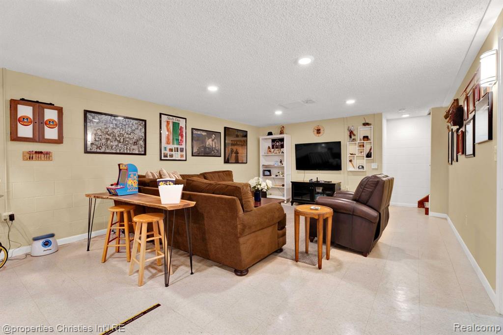 5753 CHERRY CREST Drive, West Bloomfield, MI — Photo 33