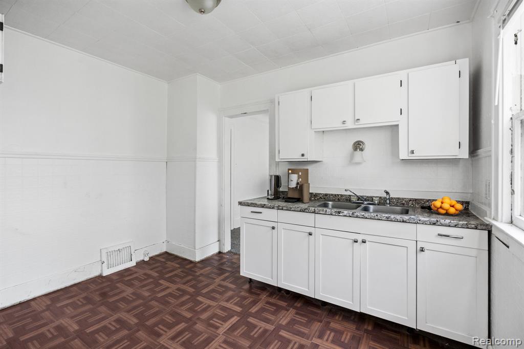 5261 Lakeview Street, Detroit, MI 48213 — Photo 10