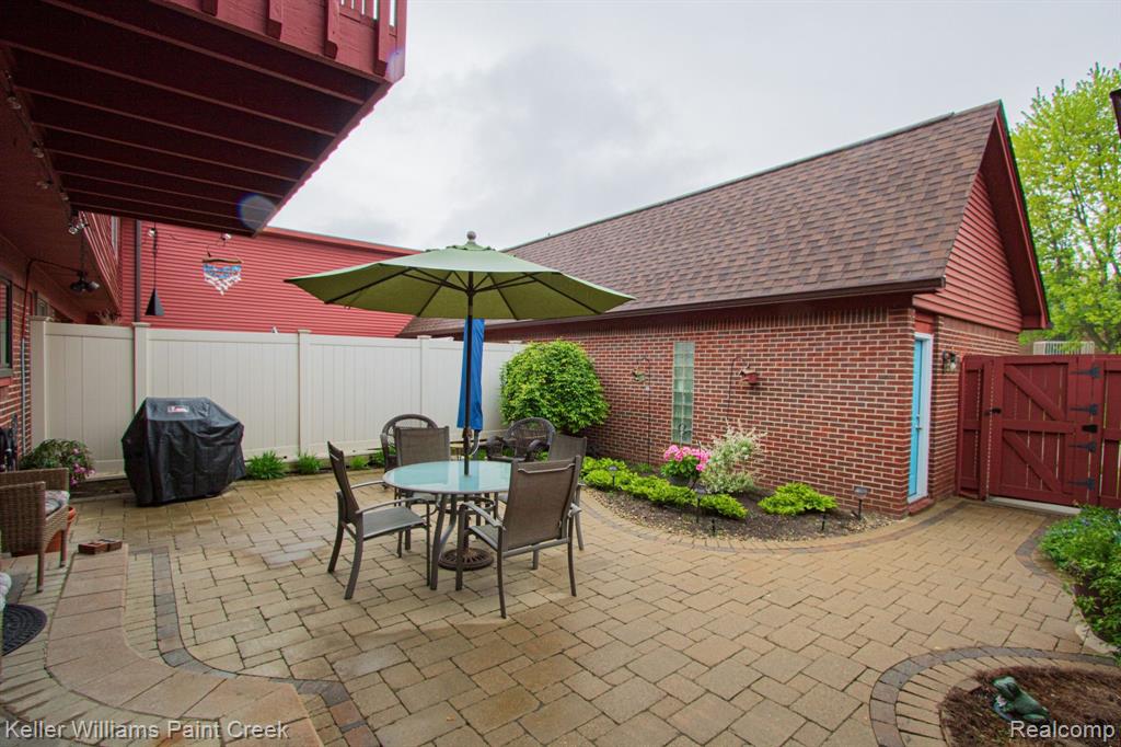 42200 LOCHMOOR Street, Clinton Twp, MI 48038 — Photo 8