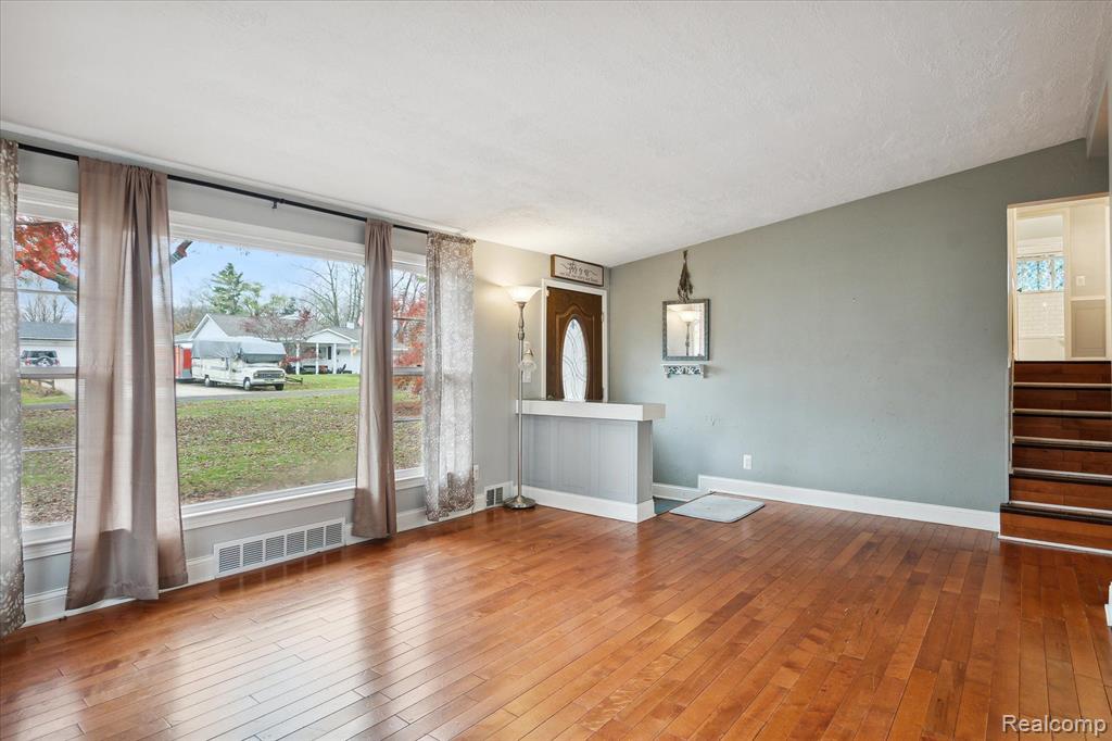 8537 Moms Drive, Belleville, MI 48111 — Photo 8