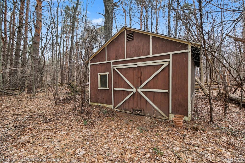 885 Rustic Village Lane, Lake Orion, MI 48362 — Photo 35
