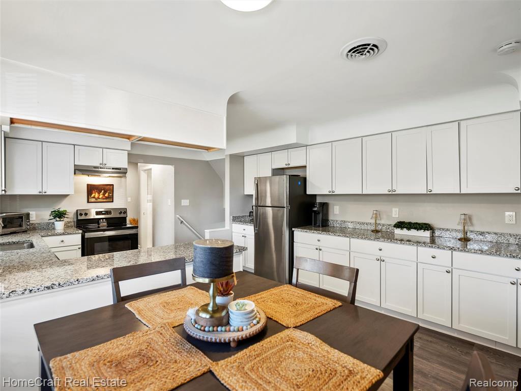 28626 SUNSET Boulevard W, Lathrup Village, MI 48076 — Photo 10