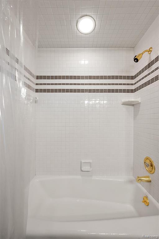 5744 Lochmoor Court, Rochester, MI 48306 — Photo 40