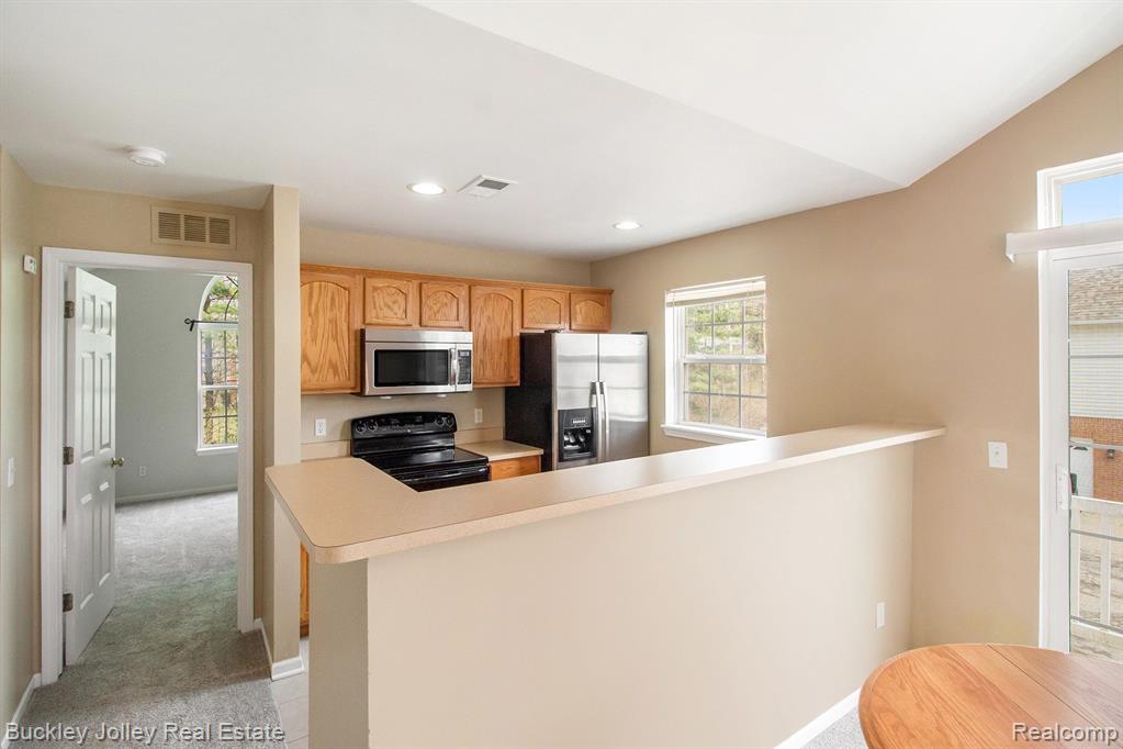 670 OLDE ENGLISH Circle, Howell, MI 48855 — Photo 6