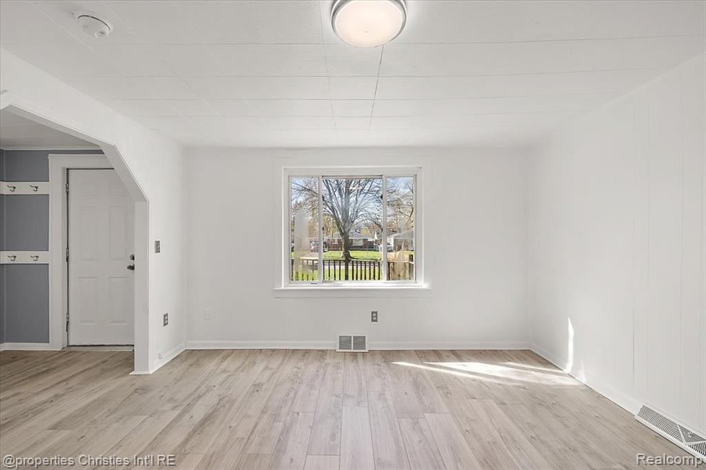 228 W Columbia Avenue, Pontiac, MI 48340 — Photo 8