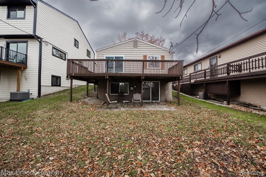 5528 SUNNYCREST Drive, West Bloomfield, MI 48323 — Photo 22