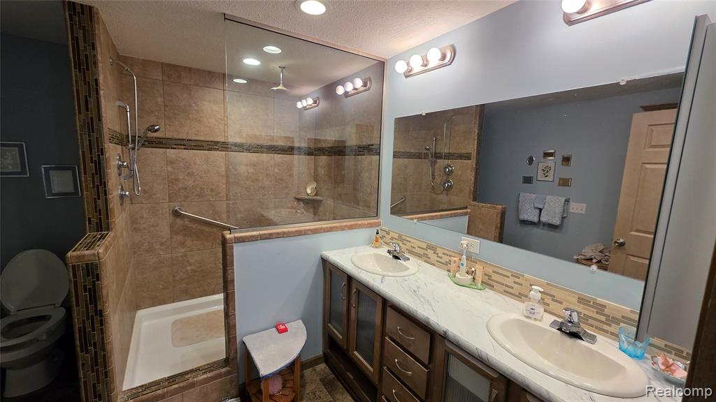 9758 Home Court, Fenton, MI 48430 — Photo 12
