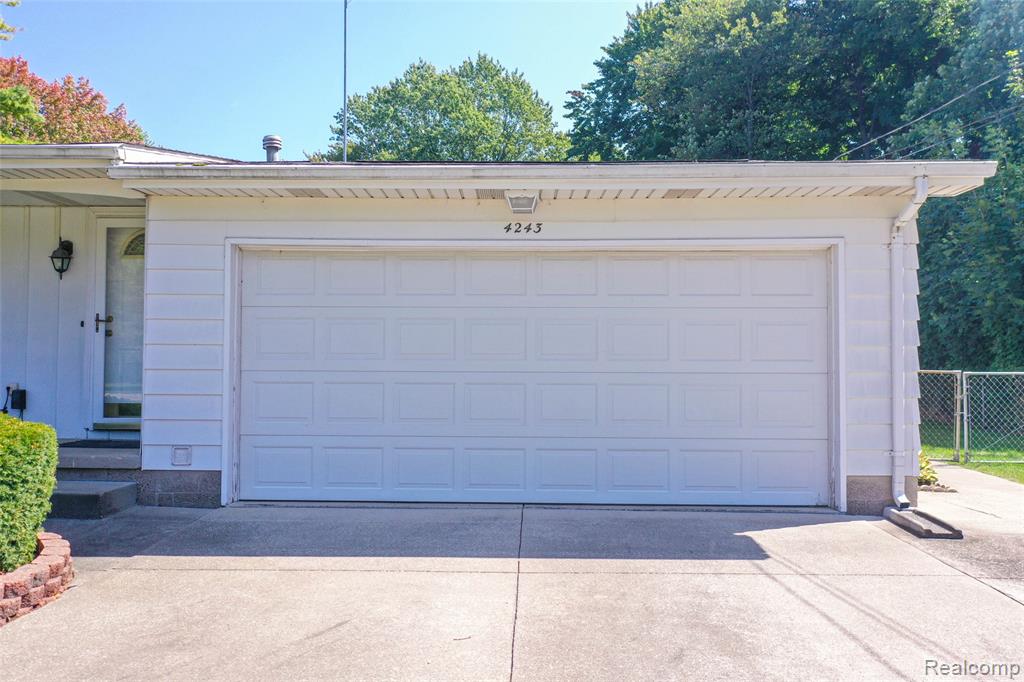 4243 Moulton Drive, Flint, MI 48507 — Photo 8