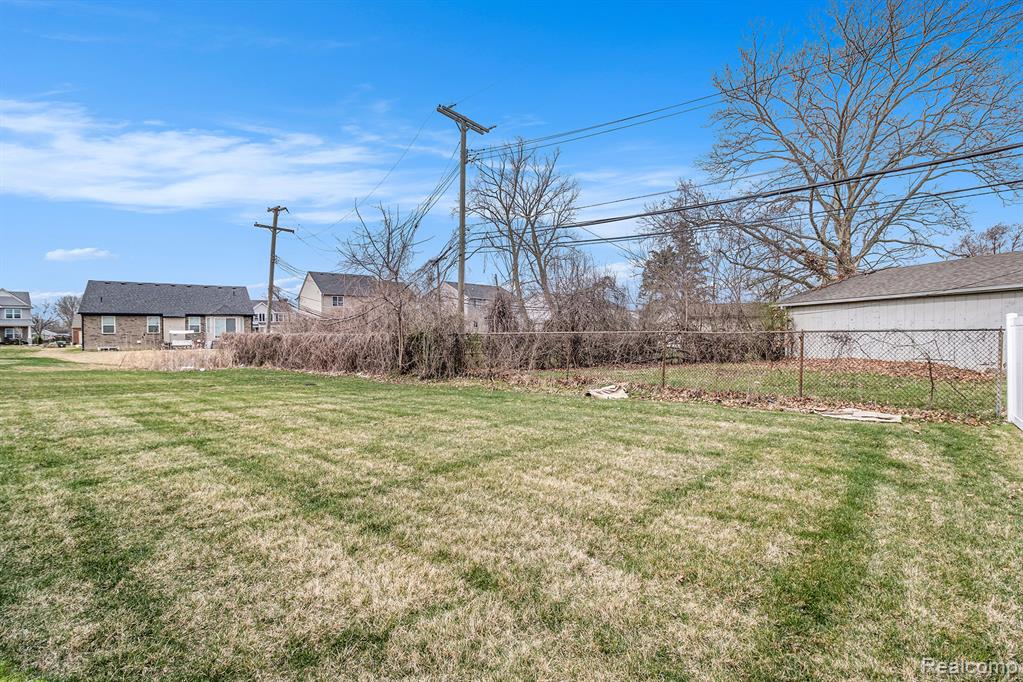 8301 Berwick Drive, Westland, MI — Photo 20