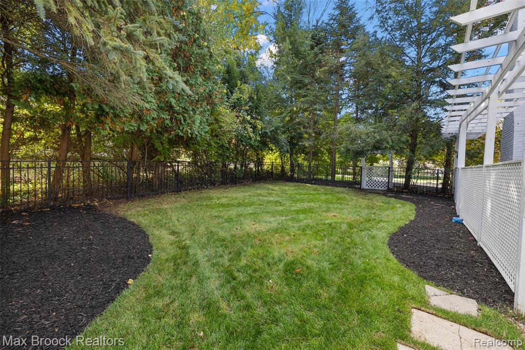 692 Bennington Drive, Bloomfield Hills, MI 48304 — Photo 41