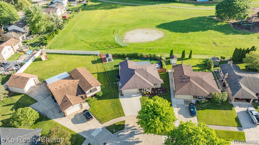 39611 HOLIDAY Drive, Sterling Heights, MI 48313 — Photo 30