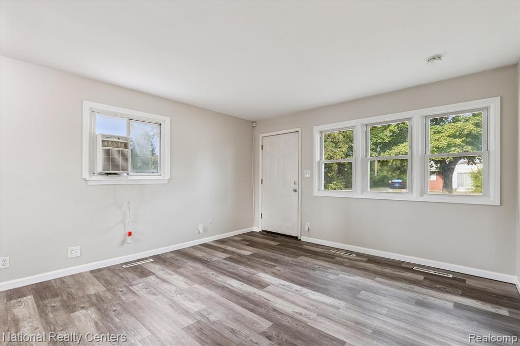 21901 Sloman Street, Oak Park, MI 48237 — Photo 7