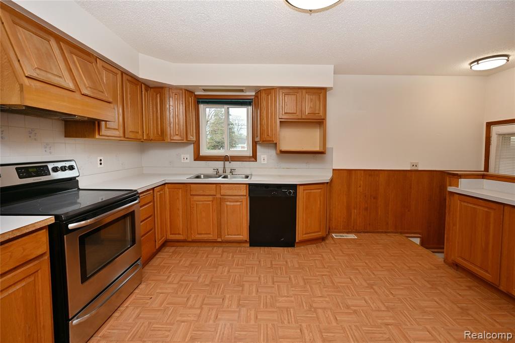 27807 Delton Street, Madison Heights, MI 48071 — Photo 6