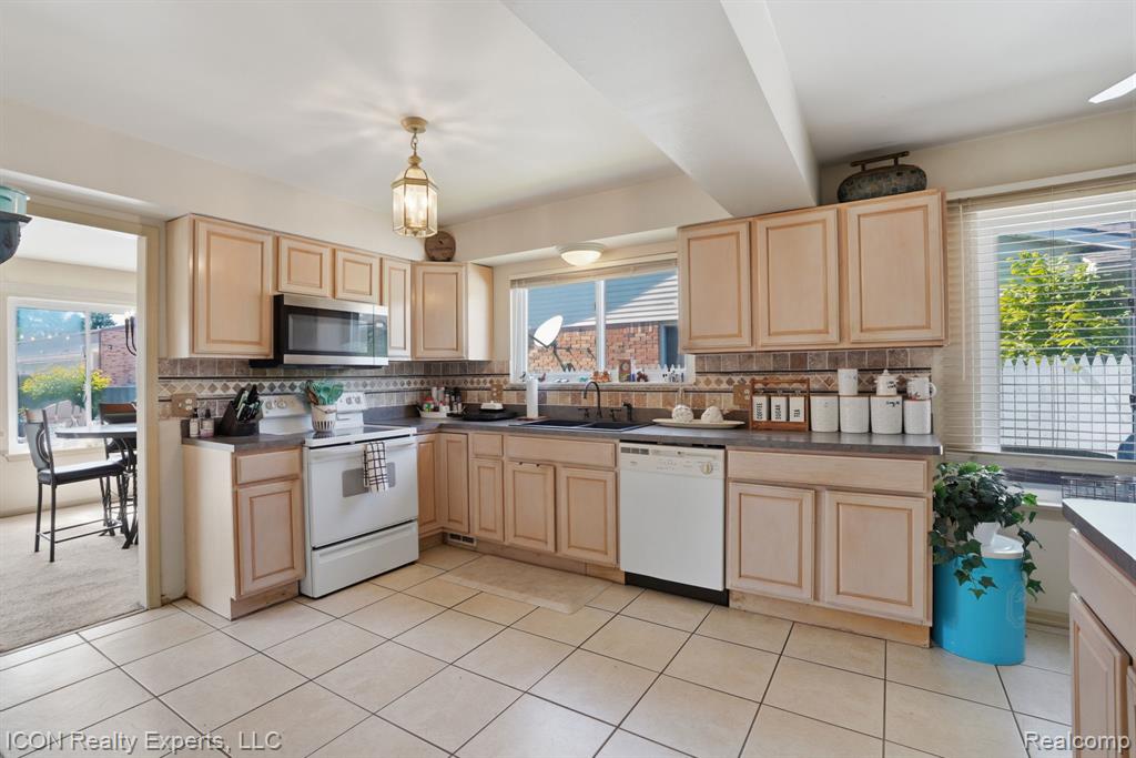40567 Santoni Drive, Clinton Twp, MI 48038 — Photo 16