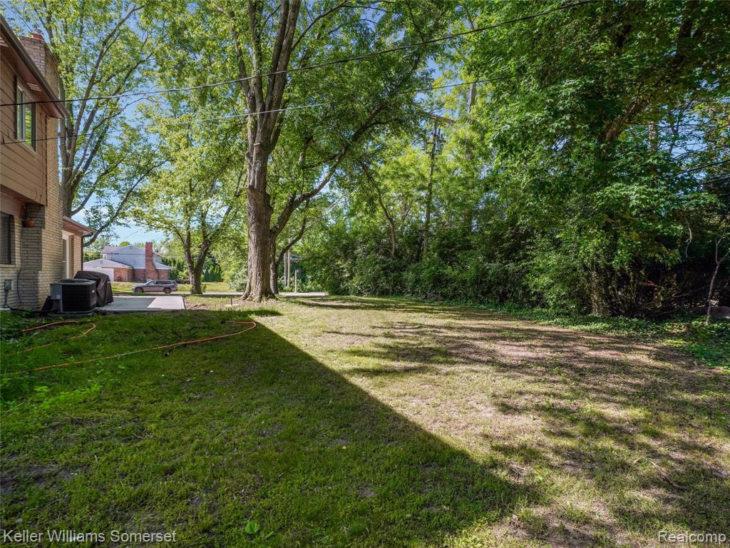 29523 Ravenscroft Street, Farmington, MI 48331 — Photo 28