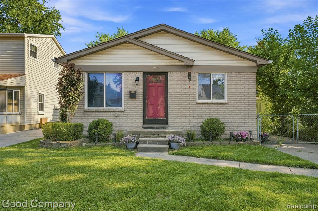 321 Manatee Avenue, Hazel Park, MI 48030