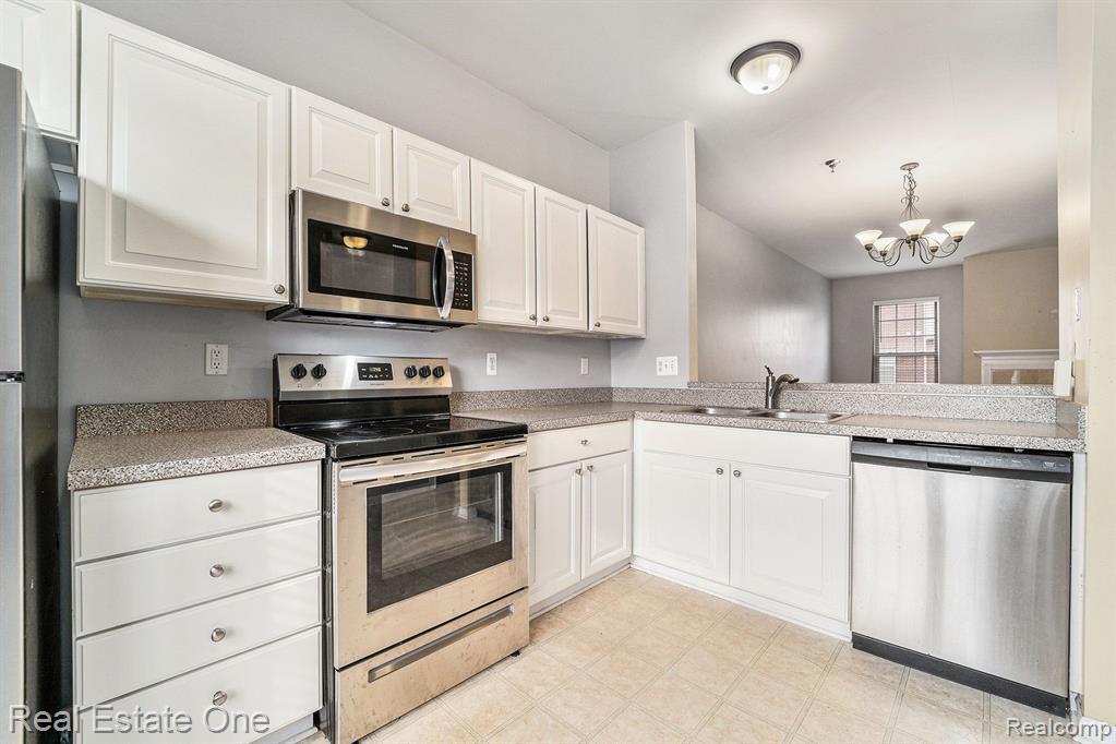 25406 Saint James, Southfield, MI 48075 — Photo 9