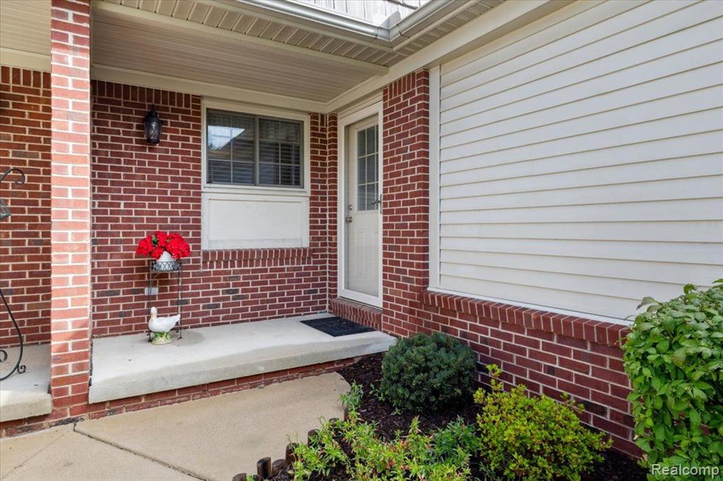 4605 SUMMER RIDGE Drive, Howell, MI 48843 — Photo 2