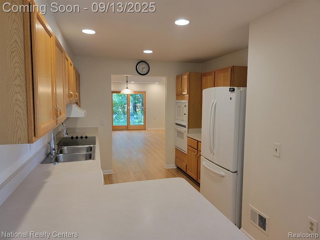 21295 Juniper Court, Farmington Hills, MI 48336 — Photo 12